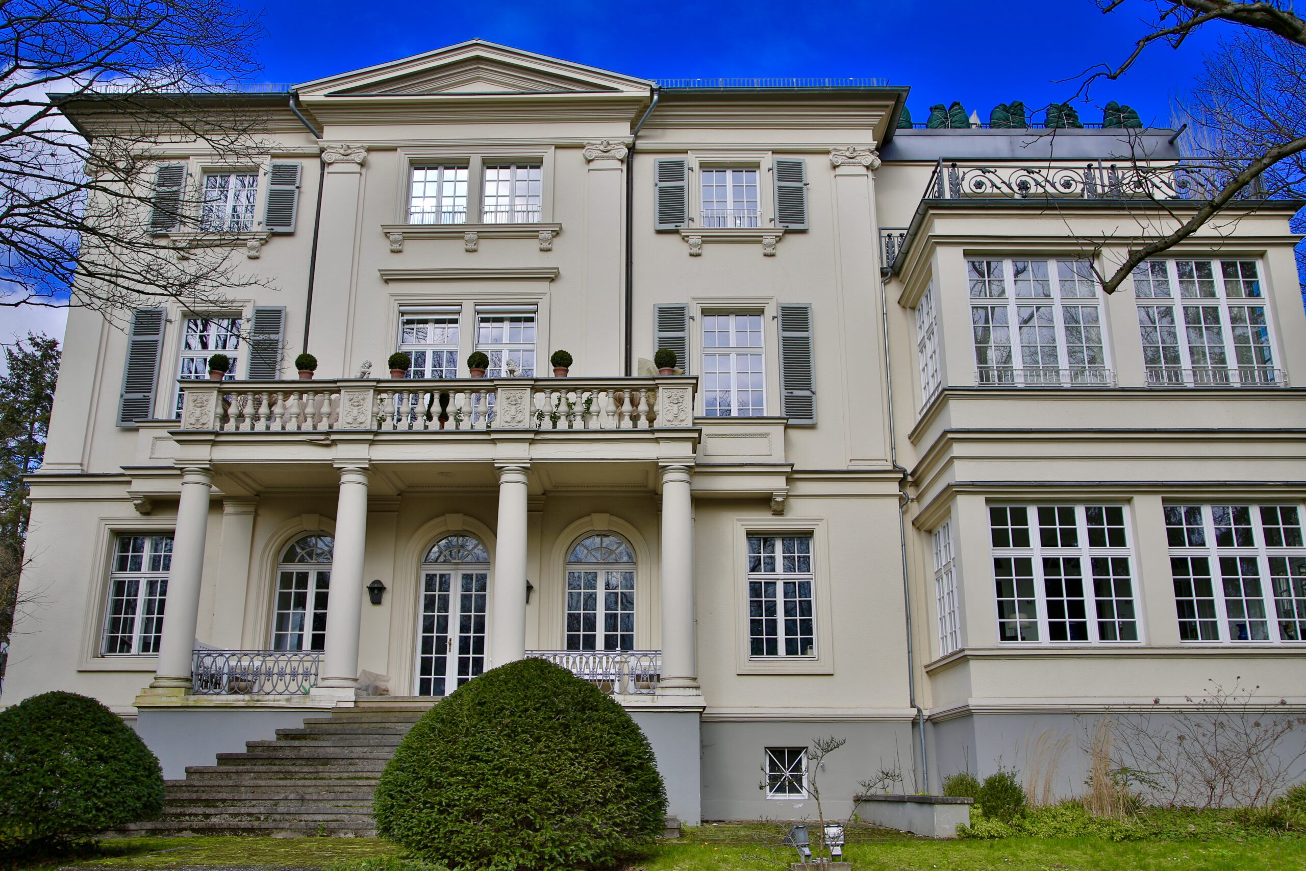 Straßenseite Villa Prinz von Nassau. Wiesbaden. DEMA Immobilien