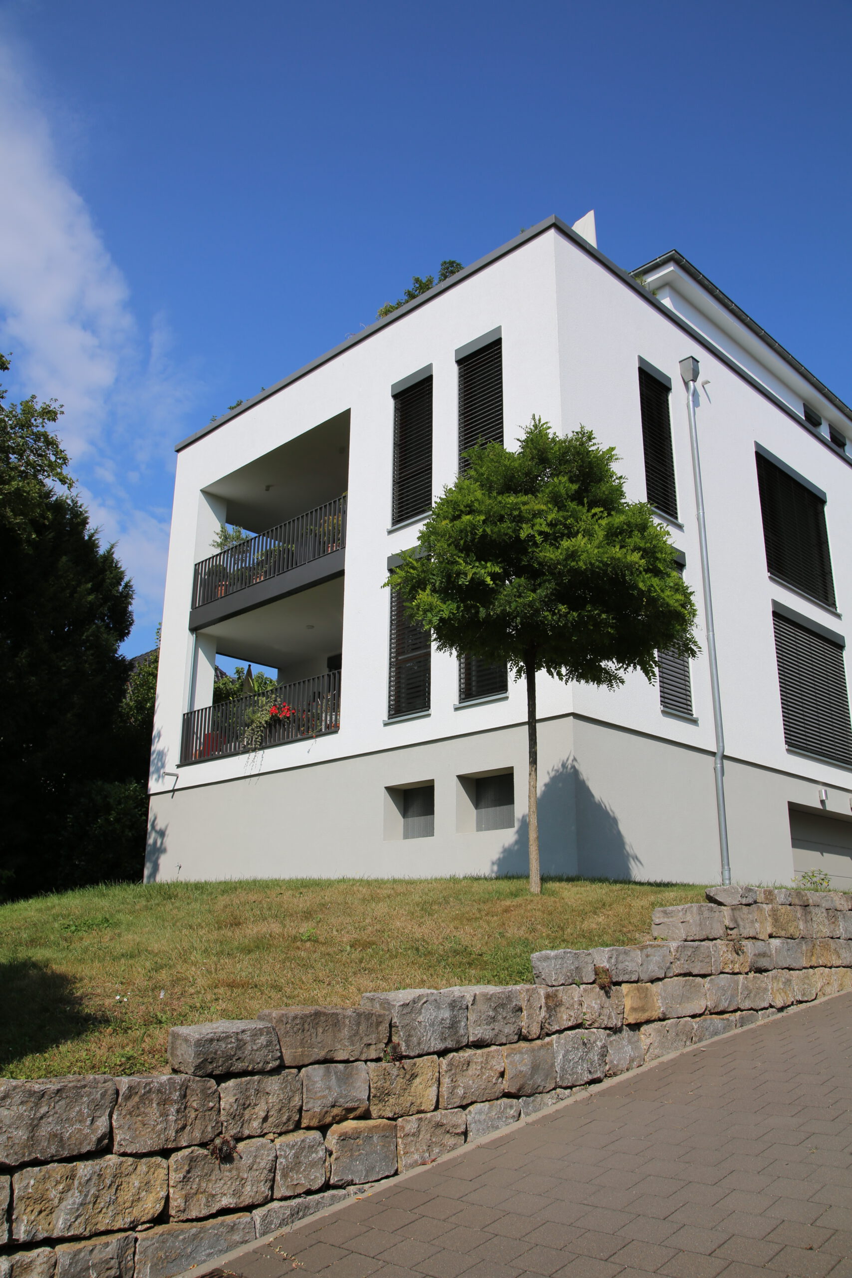 Balkon Mehrfamilienhaus Neuberg 1a. Wiesbaden. DEMA Immobilien