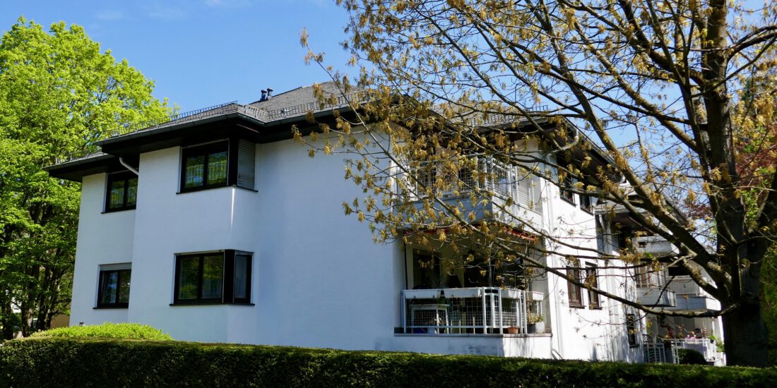 Modernes Mehrfamilienhaus Wiesbaden BIerstadt von DEMA Immbilien