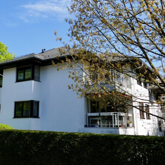 Modernes Mehrfamilienhaus Wiesbaden BIerstadt von DEMA Immbilien